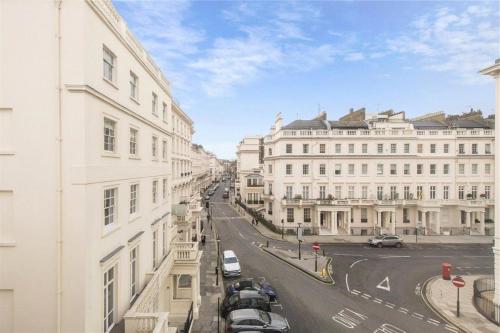 Stunning Three Bedroom Apartment, , London