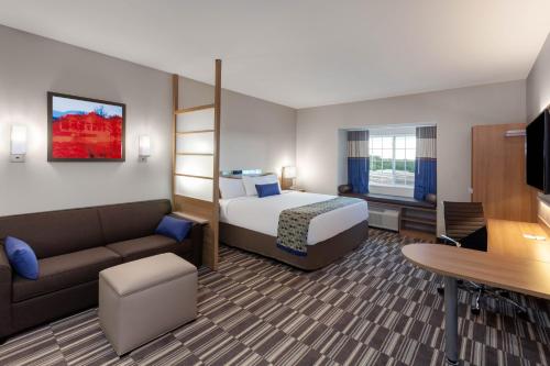 Microtel Inn & Suites by Wyndham College Station in College Station, USA