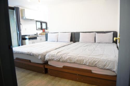 2 double beds