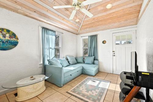Coconut Cottage 2 Bedrooms Close to Beach WiFi HDTV Sleeps 6 - main image