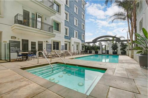 Yes it's right 2 suites and 3 bath in the Heart of San Diego FB2