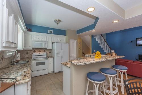 Tropical Oasis In Beautiful Galveston-Tiki Island home - image 2