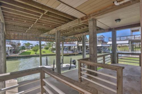 Tropical Oasis In Beautiful Galveston-Tiki Island home