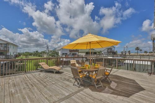 Tropical Oasis In Beautiful Galveston-Tiki Island home