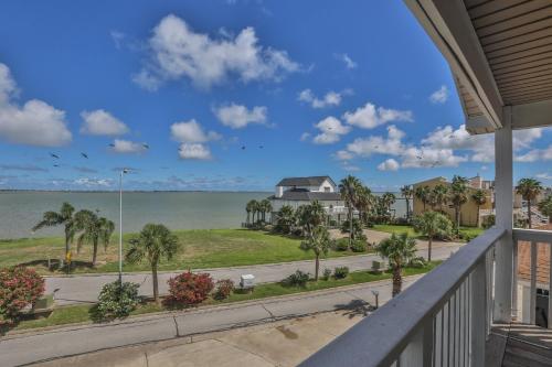 Tropical Oasis In Beautiful Galveston-Tiki Island home