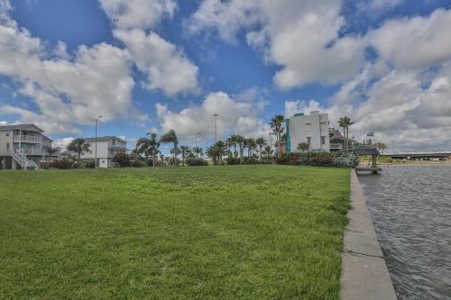 Tropical Oasis In Beautiful Galveston-Tiki Island home