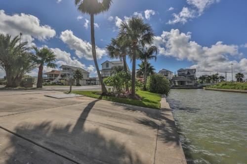 Tropical Oasis In Beautiful Galveston-Tiki Island home