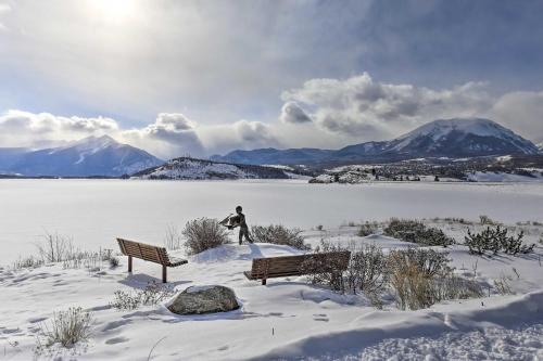 Lakefront Retreat with Panoramic Mountain Views - image 3