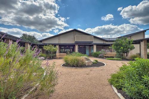 Lakefront Resort Living: Pool, Golf, Tennis & More in Point Venture (TX)
