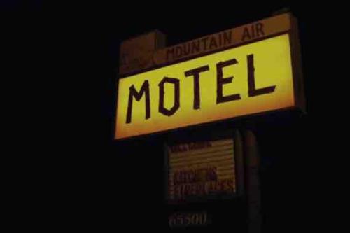 Updated + clean Motel Room at the base of Mt Hood!