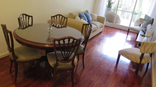 Fabulous and Quiet Apartment+Balcony in Barrio Norte. Your easy access to Buenos Aires!, Буэнос-Айрес