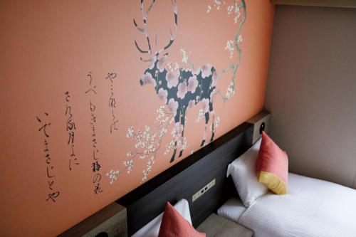 Standard Twin Room image 9