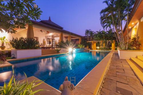 Beautiful 4 Bed Bali Style Villa, Great Location S4 Beautiful 4 Bed Bali Style Villa, Great Location S4