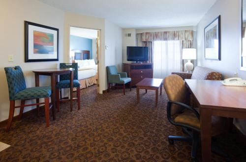 Holiday Inn Express and Suites St. Cloud an IHG Hotel - image 2