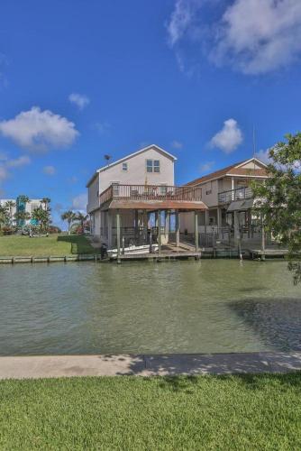 Tropical Oasis In Beautiful Galveston-Tiki Island home