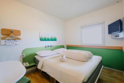 Cordia Hotel Makassar Airport Room Type - Standard Queen Room