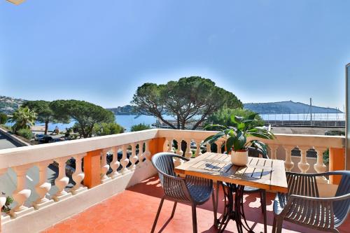 Triple Room with Sea View and Balcony