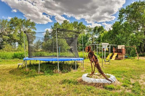 Yellowstone River Lodge with Kayaks and Mountain Views