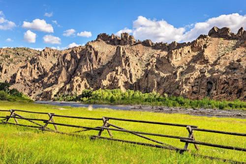 Yellowstone River Lodge with Kayaks and Mountain Views