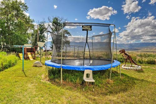 Yellowstone River Lodge with Kayaks and Mountain Views