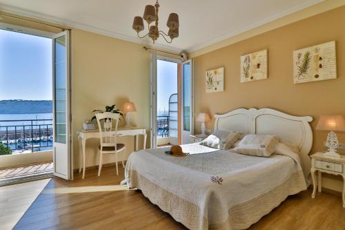 Deluxe Double Room with Balcony and Sea View