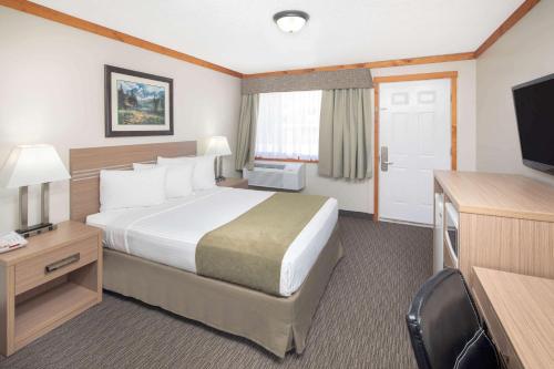 One King Bed - Non-Smoking - Ground Floor