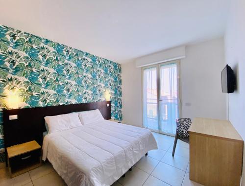 1 queen bed, 2 twin beds, 1 sofa bed