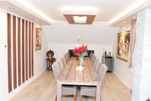 Holiday Home - image 5