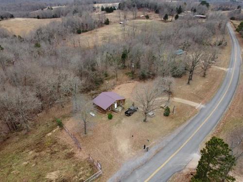 Amish made cedar cabin with a loft on a buffalo farm close to the Buffalo River