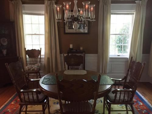 Létesítmények, English Cottage near Green Hill Központ For Nc Művészeti