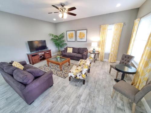 Secluded and Quiet Home! Private Pool- Free 6 Seat Golf Cart! 5 Min to Beach! - image 4