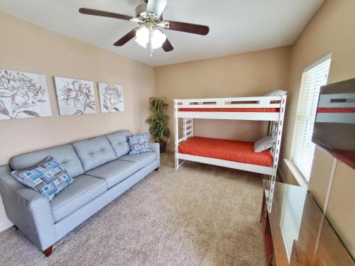 Luxury Home! Private Pool- Free 6 Seat Golf Cart! 3 Minutes to Beach - image 7