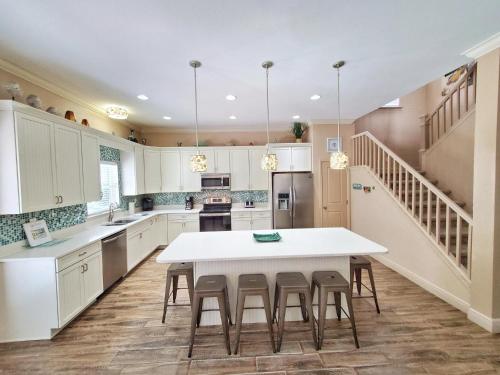 Luxury Home! Private Pool- Free 6 Seat Golf Cart! 3 Minutes to Beach - image 8