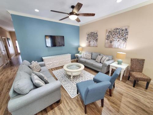 Luxury Home! Private Pool- Free 6 Seat Golf Cart! 3 Minutes to Beach - image 9