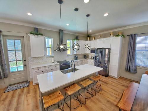 Brand New Luxury Home! Private Pool- Free 6 Seat Golf Cart! 4 Min to Beach - main image
