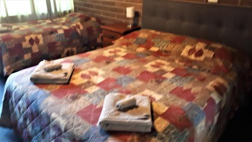 1 queen bed, 1 twin bed