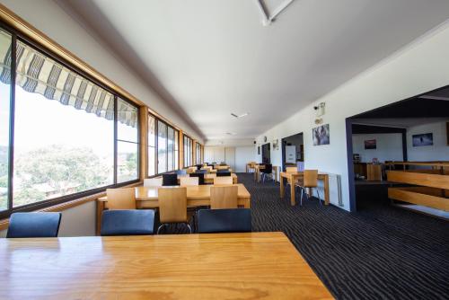 مطعم, Vikas in جندبيني