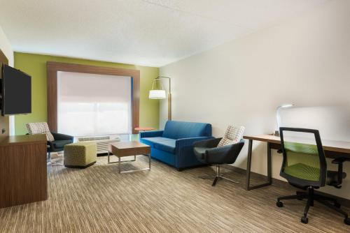 Holiday Inn Express Hotel & Suites Bentonville - image 2