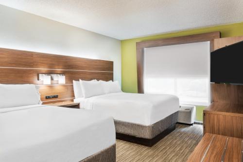 Holiday Inn Express Hotel & Suites Bentonville - image 9