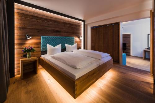 1 queen bed, 1 sofa bed