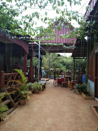 Bee Bee's Chalets in Banlung