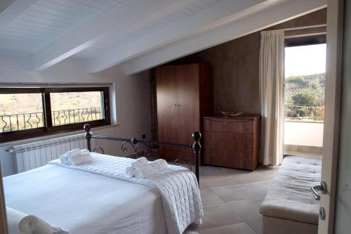 3 bedrooms house with shared pool enclosed garden and wifi at Bosco di Caiazzo gîte à louer Biancano