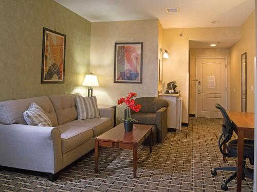 Holiday Inn Express Hotel & Suites Youngstown North-Warren/Niles, an IHG Hotel