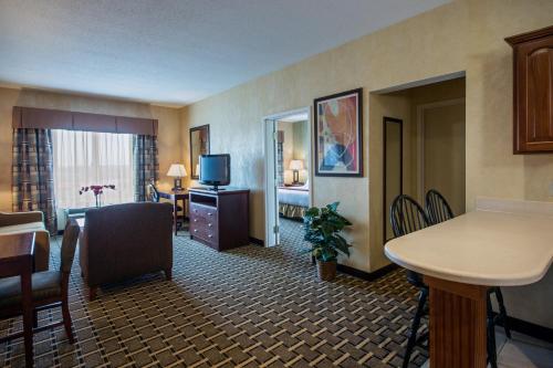 Holiday Inn Express Hotel & Suites Youngstown North-Warren/Niles, an IHG Hotel