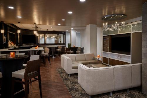 Holiday Inn Alexandria at Carlyle an IHG Hotel - image 7