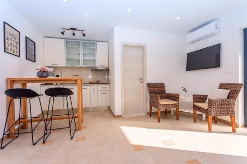 New! Villa Perla Blu with 4 bedrooms heated pool jacuzzi 50m from beach - image 8