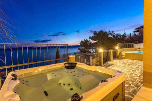 New! Villa Perla Blu with 4 bedrooms heated pool jacuzzi 50m from beach - image 14