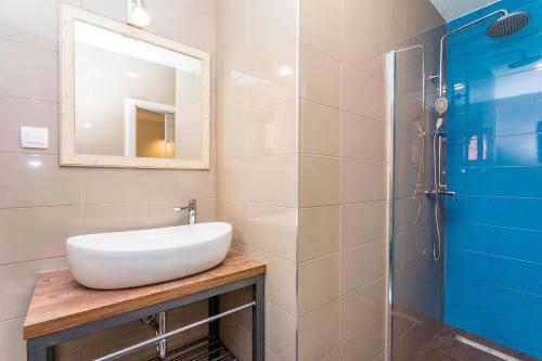 New! Villa Perla Blu with 4 bedrooms heated pool jacuzzi 50m from beach - image 9