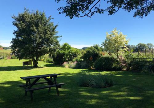 Aed, Catesby Barn Farm B&B in Staverton