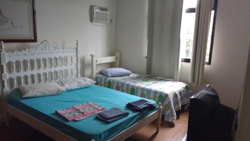1 double bed, 2 twin beds